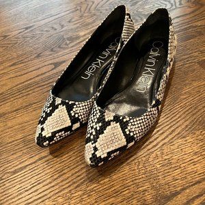 Calvin Klein womens size 10M black white faux snakeskin pointed toe flats
